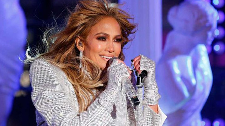 Jennifer Lopez: Φωτογραφήθηκε για παγκόσμια καμπάνια παπουτσιών με δημιουργία Βρεττού Βρεττάκου