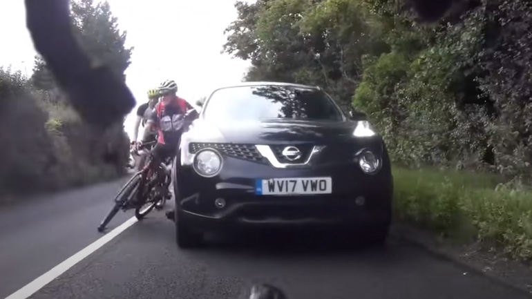 Αυτοκινητιστής χτυπά ποδηλάτη