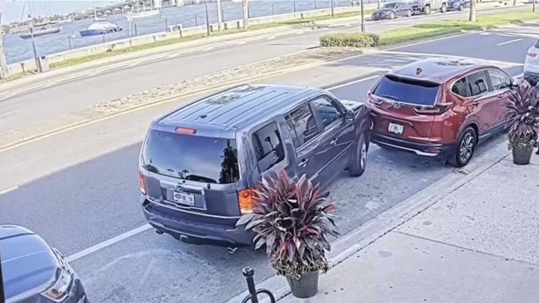 Τρακάρει για να ξεπαρκάρει