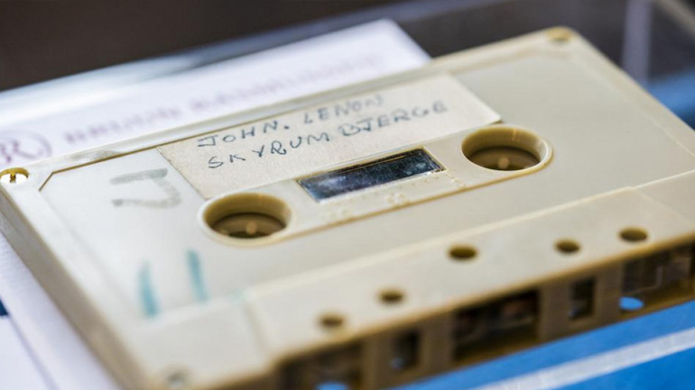 Κασέτα με ένα ακυκλοφόρητο τραγούδι του Τζον Λένον πουλήθηκε για σχεδόν 50.000 ευρώ σε δημοπρασία