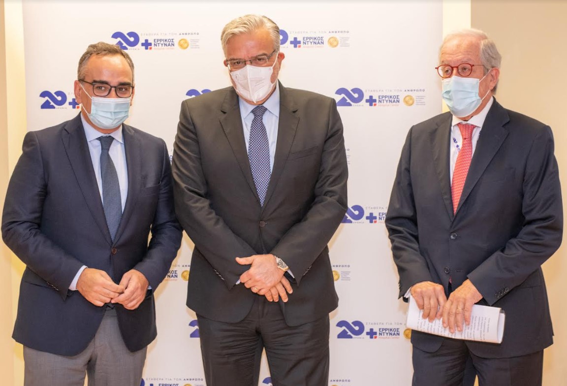 Ο διευθύνων σύμβουλος του ομίλου της Τράπεζας Πειραιώς κ. Χρήστος Μεγάλου (στο μέσον) με τον τέως αναπληρωτή υπουργό Υγείας κ. Βασίλη Κοντοζαμάνη και τον πρόεδρο και διευθύνοντα σύμβουλο του Ερρίκος Ντυνάν Hospital Center κ. Θέμο Χαραμή (δεξιά στη φωτό)