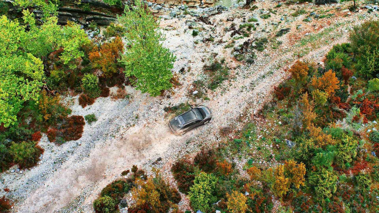 Στο τελευταίο βίντεο εμφανίζεται το Solterra και σε κίνηση, αλλά από πολύ μακριά!