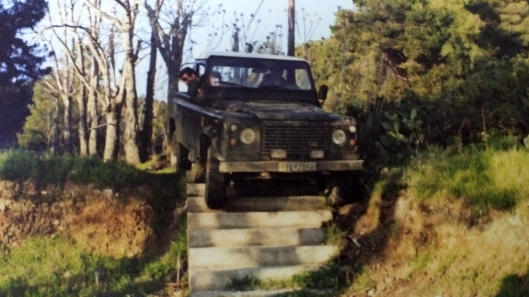 Με το Land Rover του σε περιπέτειες στο βουνό και στα χιόνια!