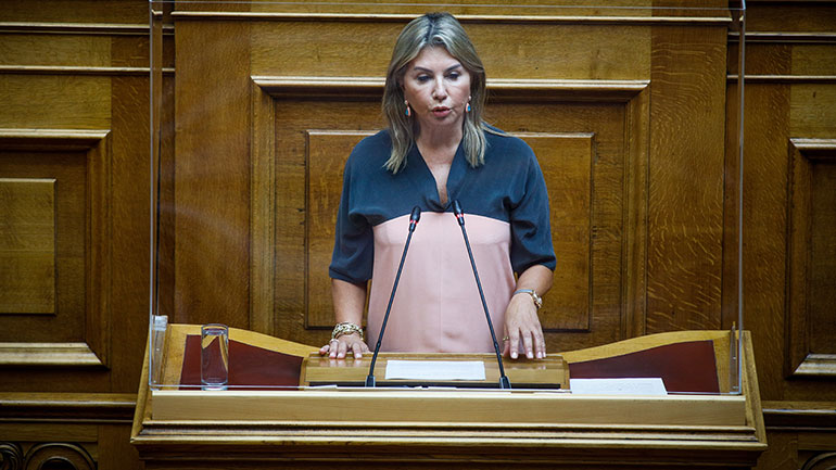 Βουλή: Κόντρα Μακρή-Φίλη για τα επεισόδια στη Σταυρούπολη