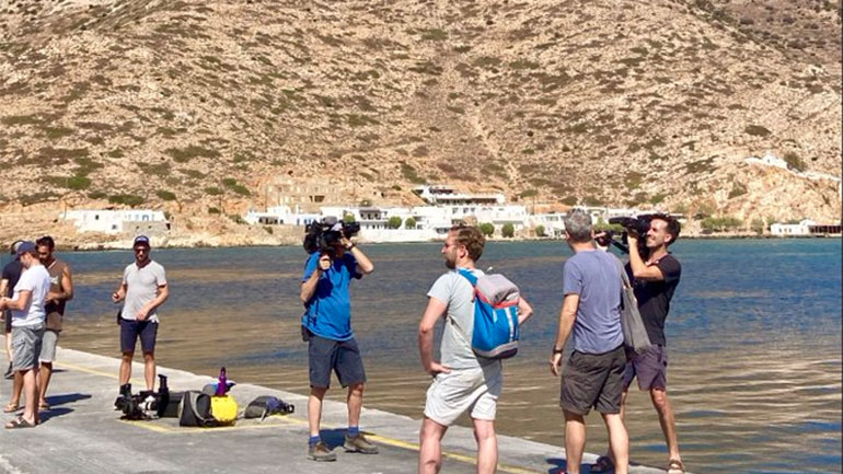 «Viva la feta»: Άρχισαν τα γυρίσματα μεγάλης βελγικής ταξιδιωτικής παραγωγής στη Σίφνο