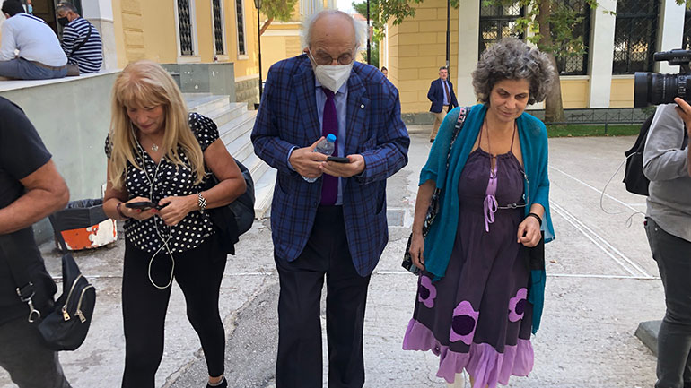 Μάχη για το επώνυμο «Θεοδωράκης» – Ασφαλιστικά μέτρα από τη Μαργαρίτα κατά του Νίκου Κουρή