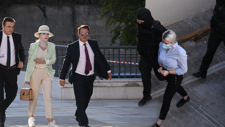 Η κατηγορούμενη για το βιτριόλι ενώπιον του θύματος