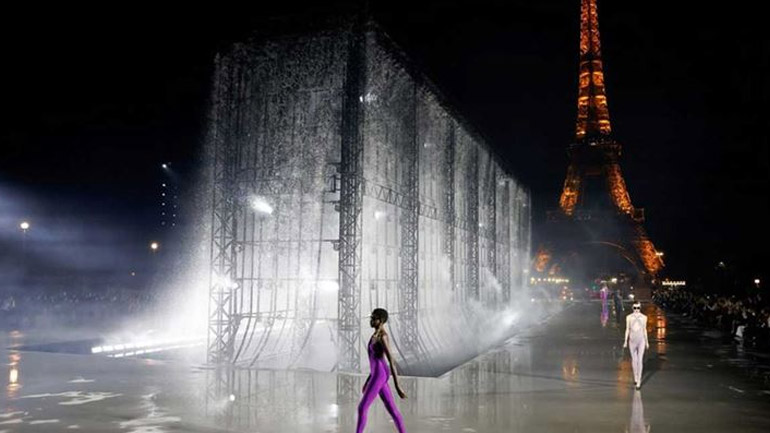 Saint Laurent SS22: Το φαντασμαγορικό show του οίκου με φόντο τον φωτισμένο Πύργο του Άιφελ
