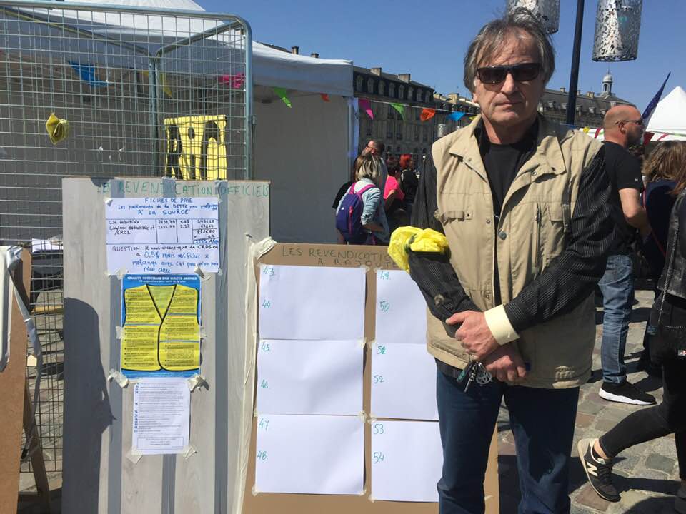  6 Απριλίου 2019 στην πόλη Μπορντώ στο περίπτερο των αιτημάτων των "Κίτρινων Γιλέκων" 