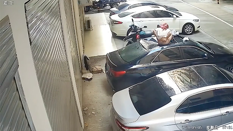 Ημίγυμνη γυναίκα πέφτει από μπαλκόνι και προσγειώνεται σε αυτοκίνητο