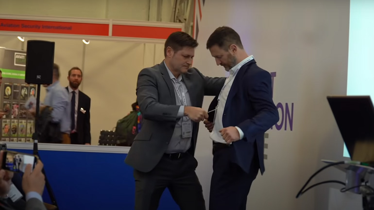 Μια πολύ πειστική παρουσίαση αλεξίσφαιρου γιλέκου νέας γενιάς