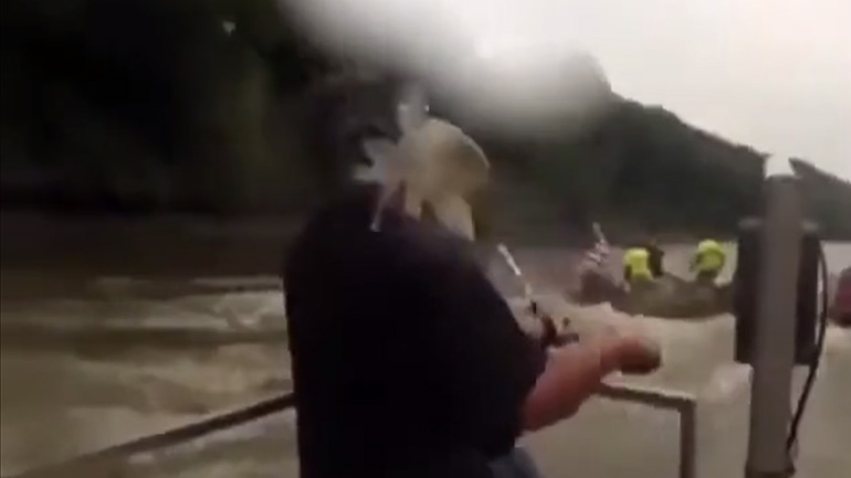 Ψάρι προσγειώνεται πάνω σε έναν ψαρά