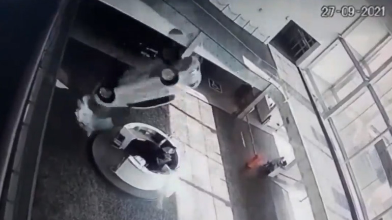 Αυτοκίνητο προσγειώνεται σε ρεσεψιόν αντιπροσωπείας αυτοκινήτων