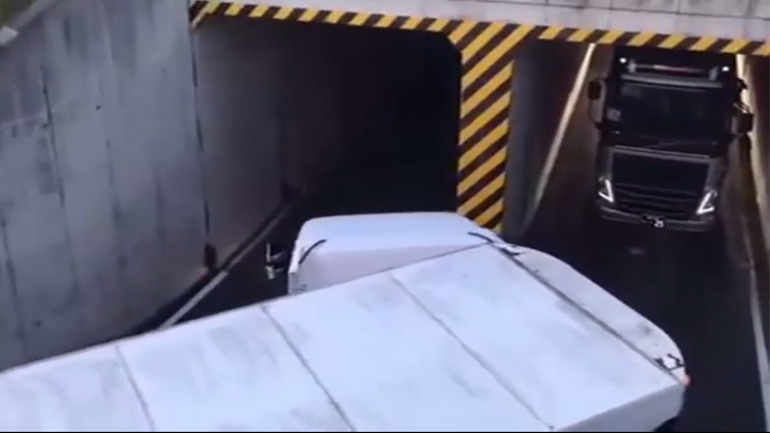 Νταλίκα στρίβει σε στενό τούνελ 