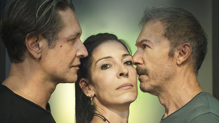 «Προδοσία» με τους Αιμίλιο Χειλάκη, Αθηνά Μαξίμου και Λάζαρο Γεωργακόπουλο στο Θέατρο Βρετάνια