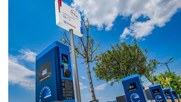 ΔΕΗ Blue: Στον Διεθνή Αερολιμένα Αθηνών το μεγαλύτερο hub σημείων φόρτισης στην Ελλάδα