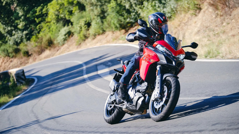 Στον κόκκινο χρωματισμό υπάρχει ένα τεράστιο λογότυπο V2 S στα πλαϊνά φέρινγκ.