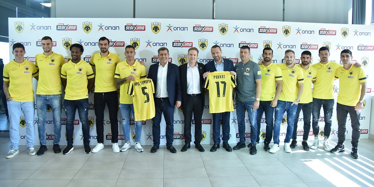 Οδυσσέας Χριστοφόρου, Αναπληρωτής Διευθύνων Σύμβουλος ΟΠΑΠ, Γιώργος Κοσμάς, Διευθύνων Σύμβουλος και Α’ Αντιπρόεδρος ΠΑΕ ΑΕΚ, Γιάννης Ρόκκας,  Διευθυντής Marketing, Επικοινωνίας και Χορηγιών ΟΠΑΠ, Βλάνταν Μιλόγεβιτς, προπονητής ΑΕΚ και παίκτες της ΑΕΚ