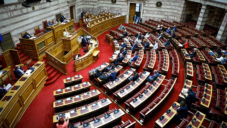 Βουλή: Με ευρεία πλειοψηφία «πέρασαν» μονοκλωνικά, συμβάσεις επικουρικών υγειονομικών και μέτρα για τους σεισμόπληκτους