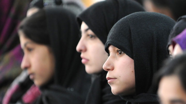 Στην Ελλάδα έφτασαν από το Αφγανιστάν 26 γυναίκες δικαστές και δικηγόροι με τις οικογένειές τους