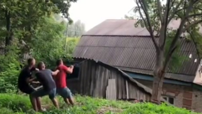 Τρεις άνδρες κόβουν ένα δέντρο – fail