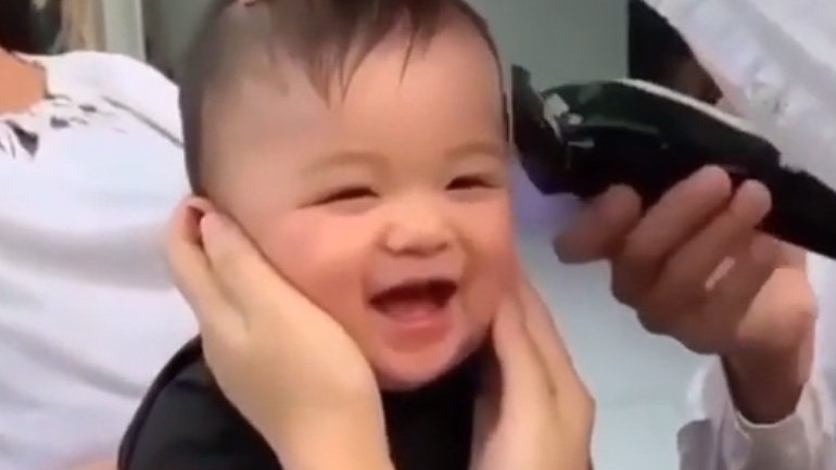 Μωρό διασκεδάζει στο πρώτο του κούρεμα