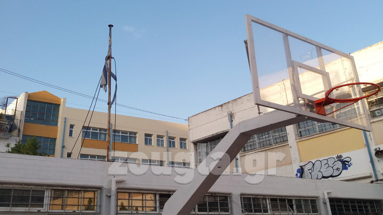 Εικόνες ντροπής με τη σκισμένη ελληνική σημαία στα ΕΠΑΛ Δραπετσώνας