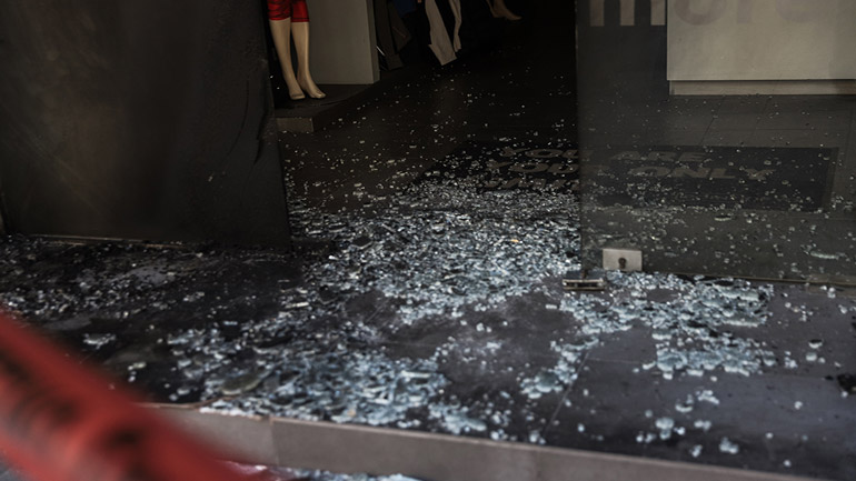 Εμπρηστικές επιθέσεις τα ξημερώματα στο κέντρο της Αθήνας