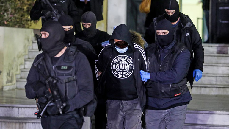 Ελεύθερος ο «Ινδιάνος», που κατηγορούταν για την επίθεση εις βάρος του αστυνομικού στη Νέα Σμύρνη