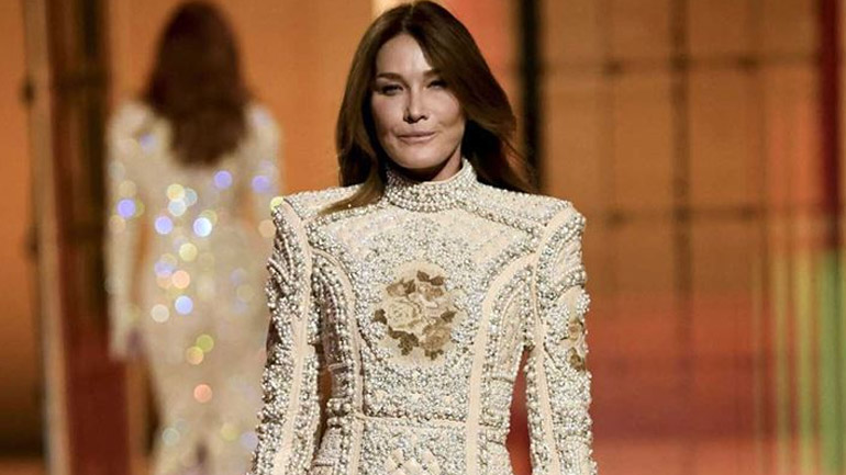 Η Carla Bruni περπάτησε για το show του Balmain και έλαμψε με την παρουσία της!