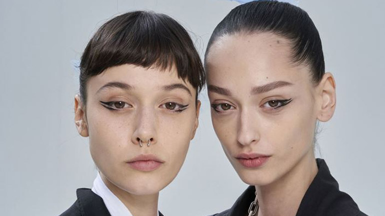 Dior SS22: Η μοντέρνα εκδοχή του cat eye look που θα κυριαρχήσει τη νέα σεζόν