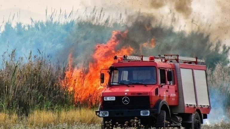 Σε ύφεση και χωρίς ενεργό μέτωπο οι φωτιές στον Άραξο και στην Άνω Ψωφίδα των Καλαβρύτων