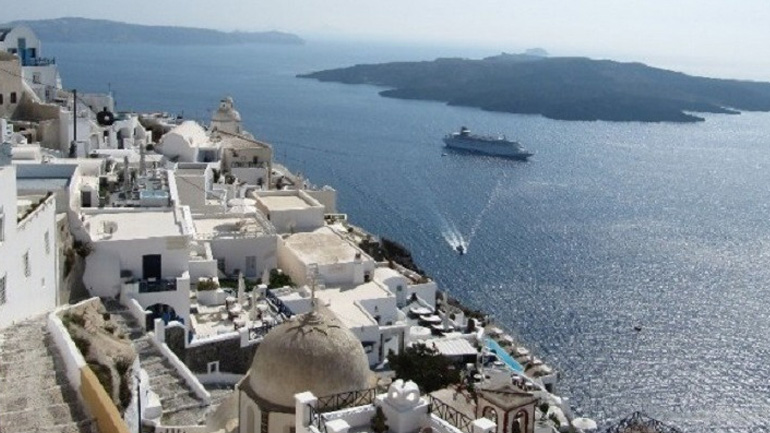 Στο λιμάνι της Θήρας προσέκρουσε το «Πρέβελης» – Κανένας τραυματισμός