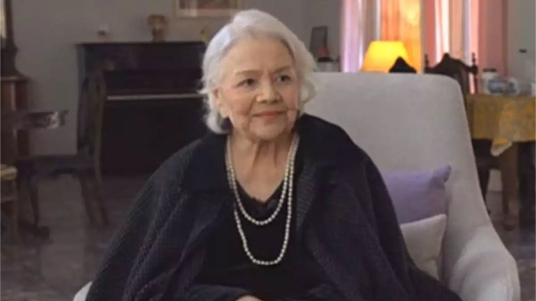 Η Μαίρη Λίντα ερμηνεύει στο Γηροκομείο Αθηνών τραγούδια του Μανώλη Χιώτη