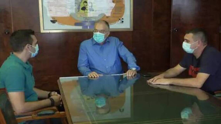 Συνάντηση Θεοδωρικάκου με δύο αστυνομικούς που έσωσαν 48χρονη γυναίκα