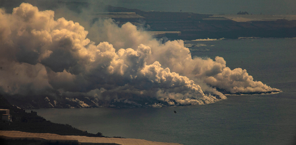 Η λάβα του ηφαιστείου συνάντησε τη θάλασσα