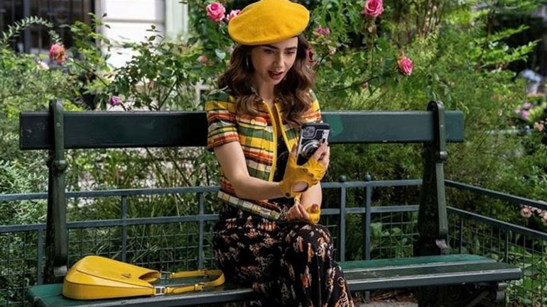 «Emily In Paris»: Η it bag που δεν αποχωρίζεται η Emily Cooper στον νέο κύκλο της σειράς