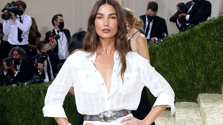 Το beauty hack του hairstylist της Lily Aldridge για χτένισμα που διαρκεί ώρες