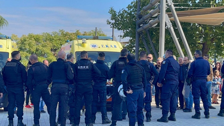 Ένταση έξω από ναό στη Λάρισα λόγω εμβολιασμού