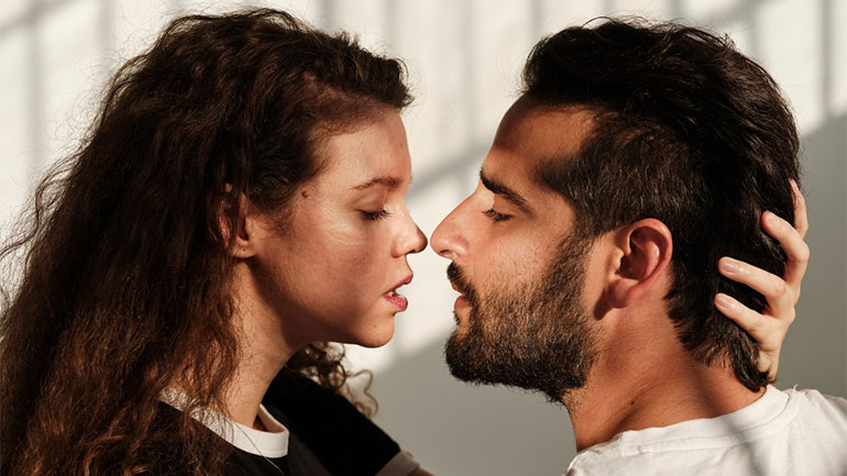 «Οι κάτω απ’ τ’ αστέρια» στο Σύγχρονο Θέατρο