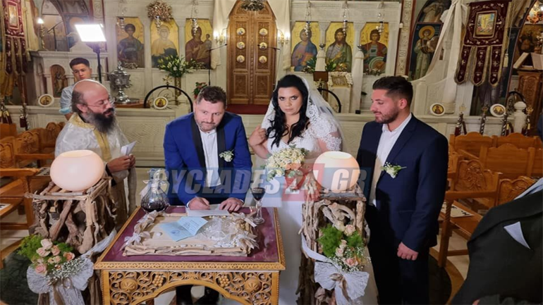 Ντύθηκε γαμπρός ο γνωστός τραγουδιστής Λευτέρης Βαζαίος