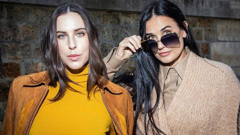 H Demi Moore και η κόρη της παραδίδουν μαθήματα street style στο Παρίσι