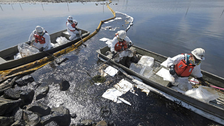 Ρύπανση από πετρελαιοκηλίδα στις ακτές της Καλιφόρνια