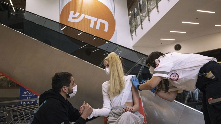 Ισραήλ: Η κυβέρνηση ενισχύει τα κριτήρια για τους πολίτες που θεωρεί πλήρως εμβολιασμένους