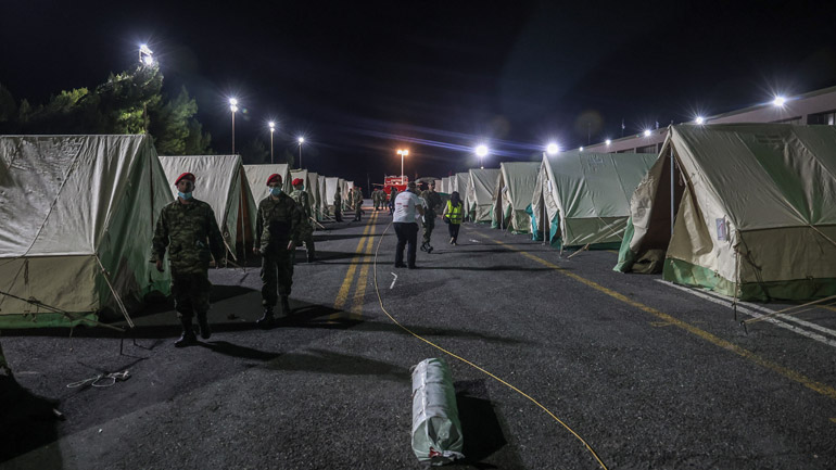 Αρκαλοχώρι: Άρχισε η μετεγκατάσταση οικογενειών από σκηνές
