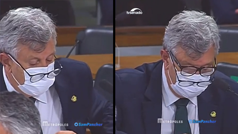 Γερουσιαστής φορά δύο ζευγάρια γυαλιά oράσεως