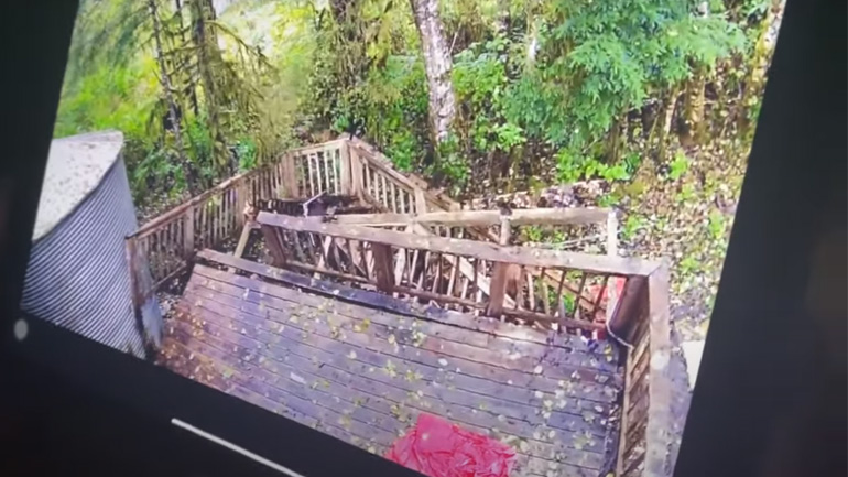 Ξύλινη βεράντα καταρρέει από βάρος