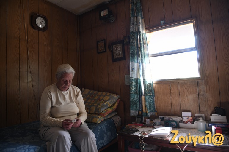 Η κυρία Πηνελόπη Αρναούτη ζει 22 χρόνια σε κοντέινερ