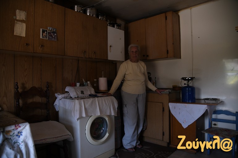 Το κοντέινερ όπου ζει η κα Αρναούτη δεν έχει ρεύμα