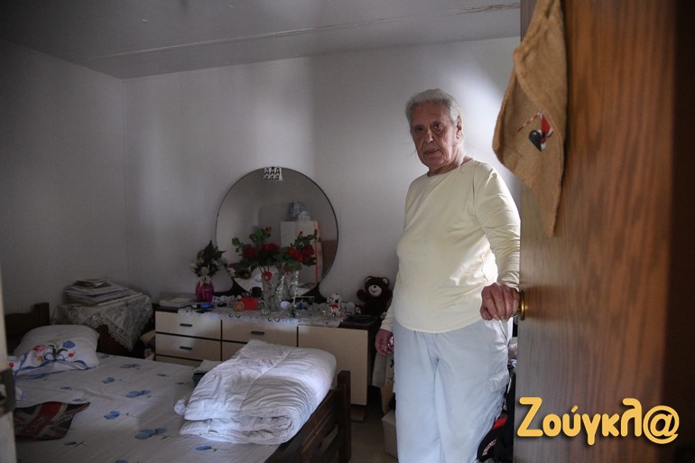 Η κα Αρναούτη ξεναγεί την κάμερα της Ζούγκλας στον οικίσκο που διαμένει